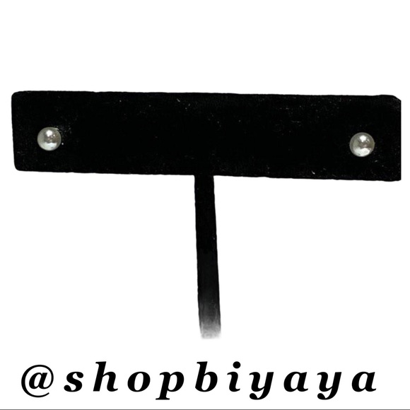 So Silver Tone Simple Minimalist Stud Earrings Set - Picture 3 of 13